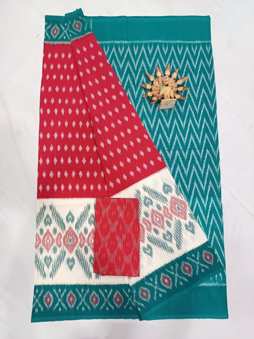 Pochampally Hand woven Ikkat Cotton Saree IKTZG5ER5CS