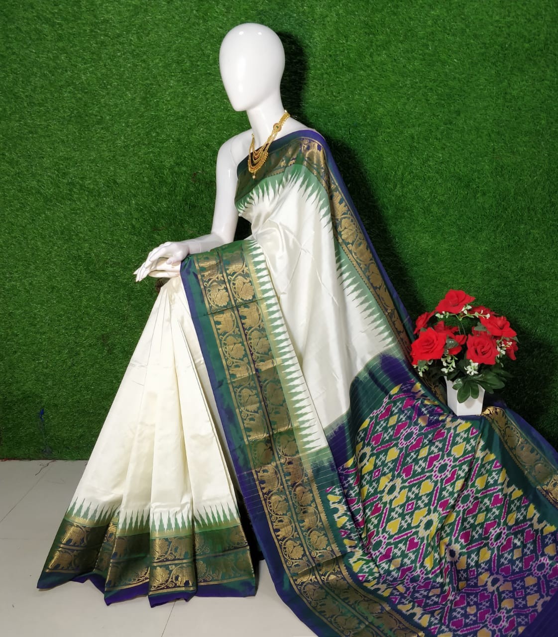 Ganga Jamuna Pochampally Ikkat Silk Saree With Kanchivaram Zari Border IKTVIJDRFSS