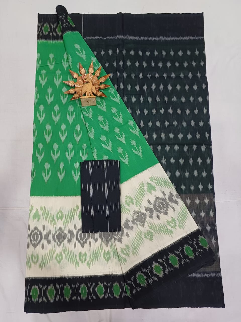 Pochampally Hand woven Ikkat Cotton Saree IKTITOTN7CS