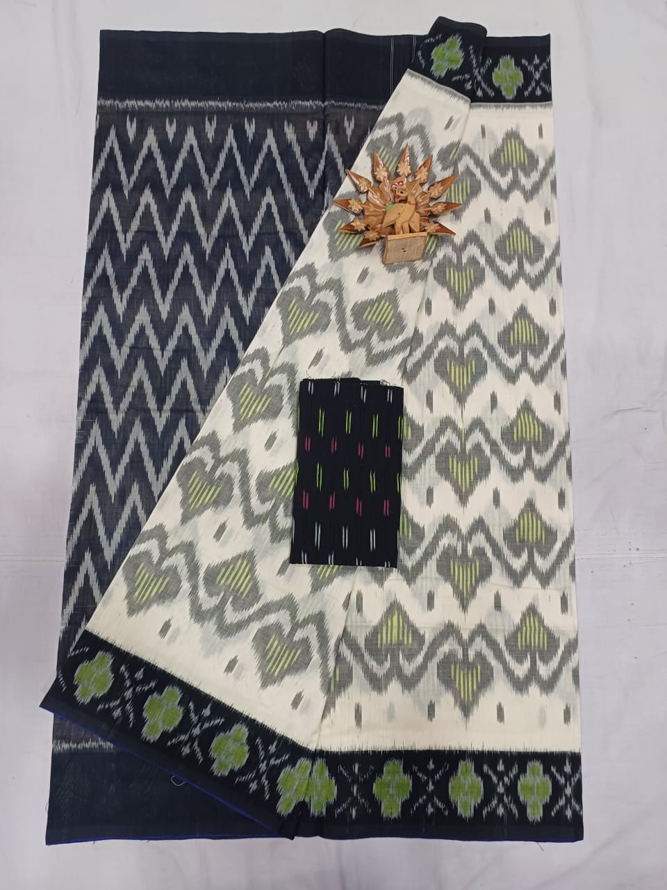 Pochampally Hand woven Ikkat Cotton Saree IKTJMXER4CS